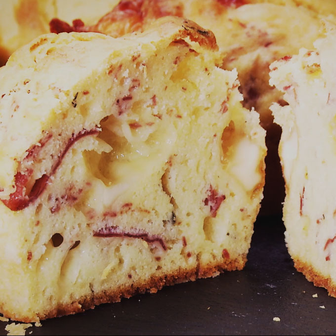 Muffins salati con bresaola della valtellina igp e provola